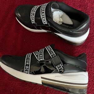 BCBGeneration, Black/white, Size 9/40, worn once